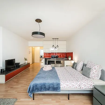 Apartment Bright Near Station/ Urban Rent Kaunas